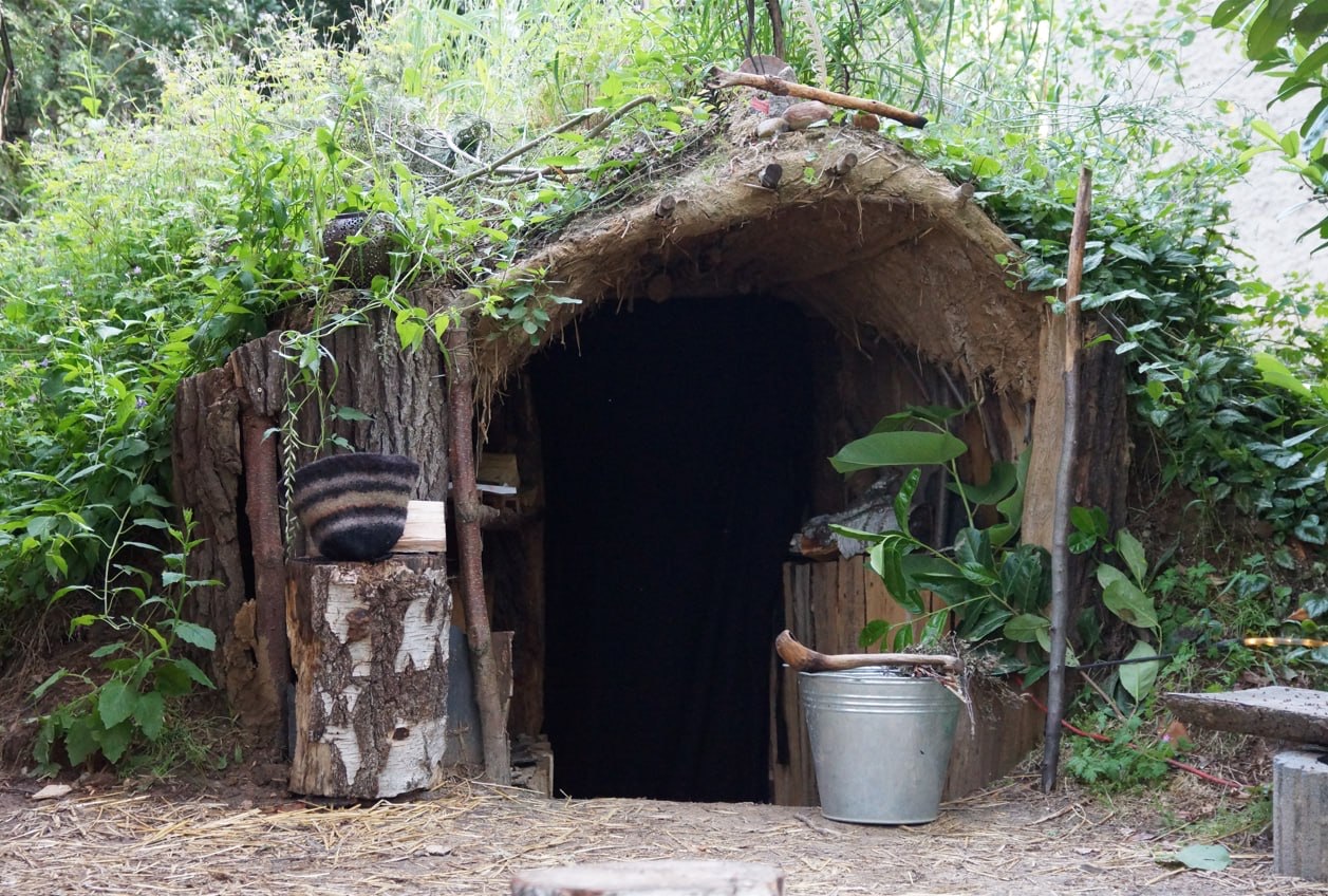 Erdsauna – selbstgebaute Schwitzhütte aus Lehm und Holz am NaturCampingplatz