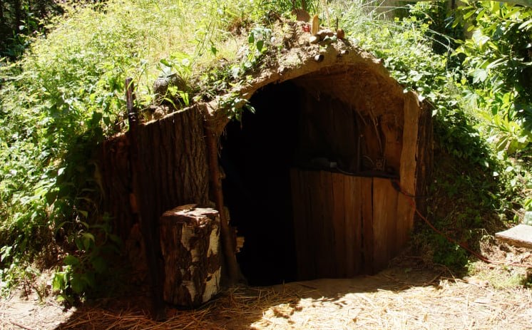 Die Erdsauna von außen – in den Hang gebaute Schwitzhütte mit Holztür an den Lübschützer Teichen